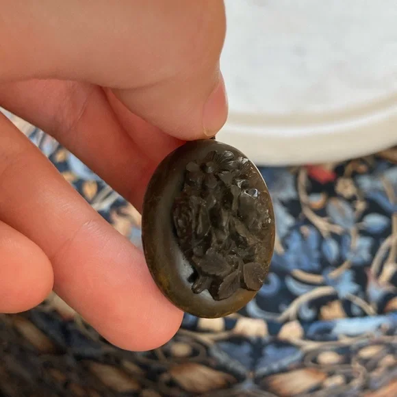 Antique Victorian Gutta Percha/Vulcanite Carved Floral Locket w/Interior Glass - Picture 9 of 14